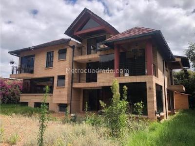 Casa de 4 alcobas en venta en Vereda Fonqueta, Chía, 512 m² · foto 2 de 2