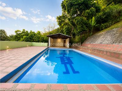 Casa de 5 alcobas en venta en Barbosa, Medellín, 1100 m² · foto 2 de 14