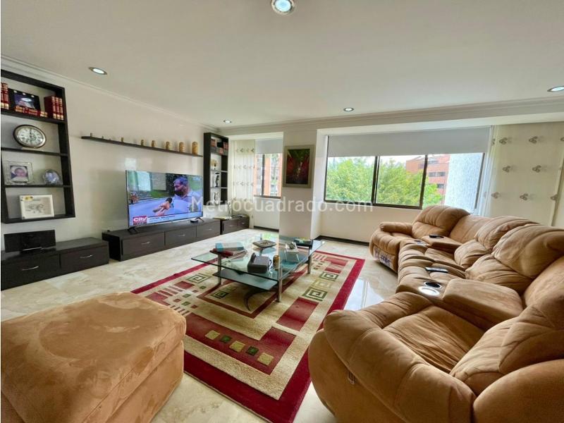 Apartamento Amoblado de 4 Alcobas para Arriendo y Venta en Los Balsos - 9