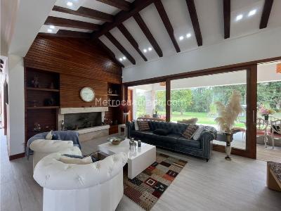 Casa de 4 alcobas en venta en Cabeceras, Rionegro, 430 m² · foto 2 de 17