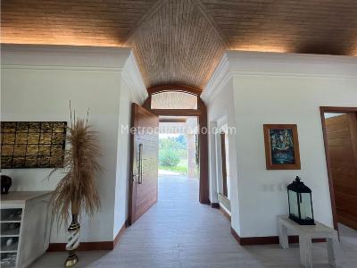 Casa de 4 alcobas en venta en Cabeceras, Rionegro, 430 m² · foto 5 de 17