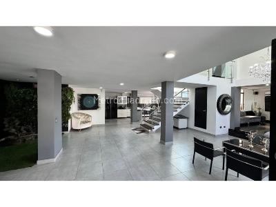 Casa de 5 alcobas en venta en San Jose, Sabaneta, 216 m² · foto 2 de 10