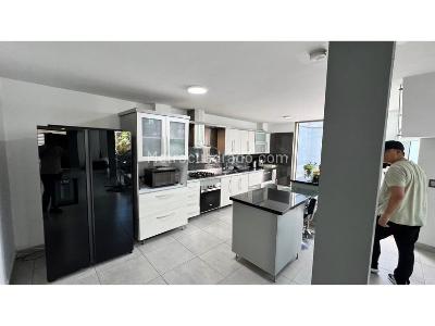 Casa de 5 alcobas en venta en San Jose, Sabaneta, 216 m² · foto 6 de 10