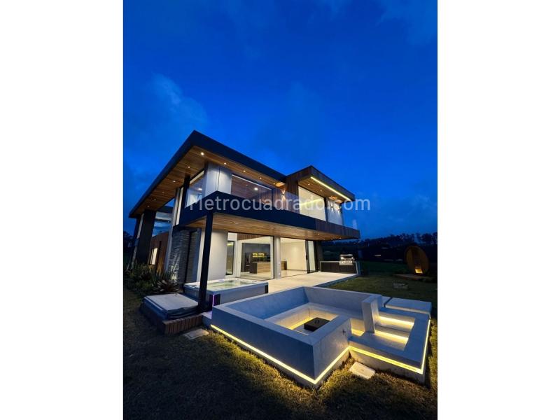 Luxurious 4BR House with Spacious Garden in Alto De Las Palmas - 2