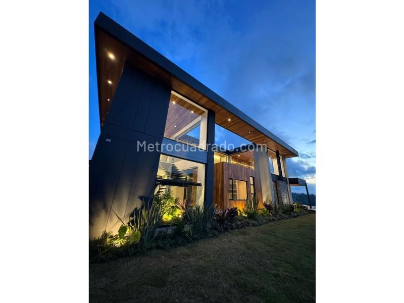 Luxurious 4BR House with Spacious Garden in Alto De Las Palmas - 4