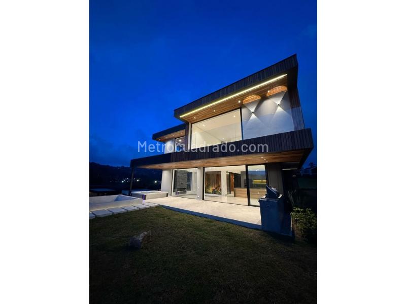 Luxurious 4BR House with Spacious Garden in Alto De Las Palmas - 7