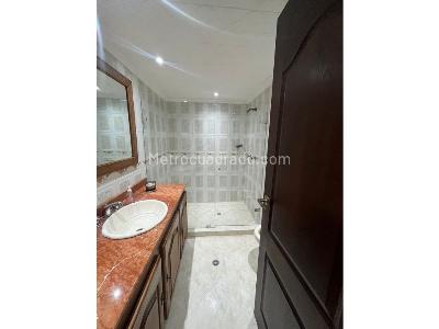 Apartamento de 4 alcobas en venta en El Poblado, Medellín, 200 m² · foto 16 de 17