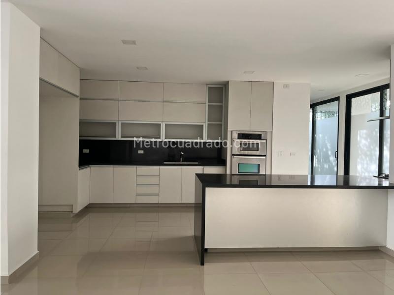 Casa Elegante de 4 Alcobas con Vista a la Ciudad en El Poblado - 4