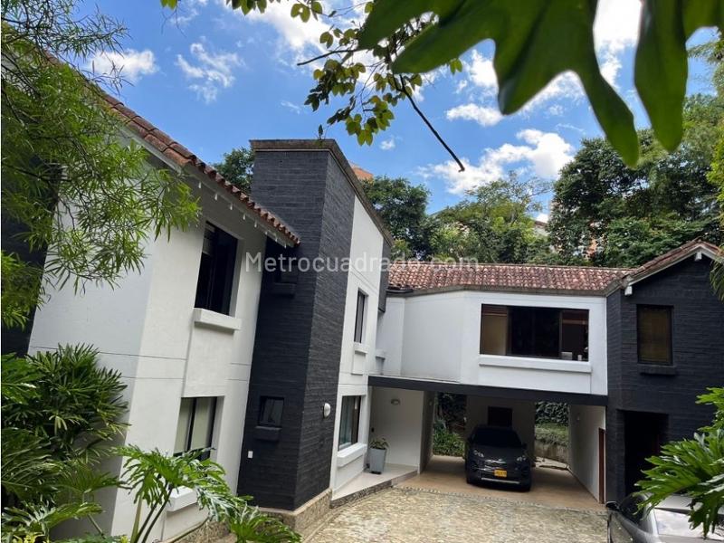 Elegant 4BR House with Pool in Envigado