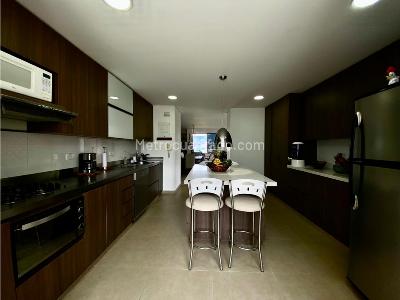 Apartamento de 4 alcobas en arriendo en El Poblado, Medellín, 245 m² · foto 13 de 14