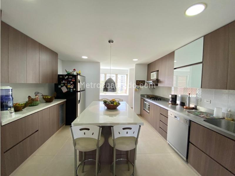 Apartamento Amoblado de 4 Alcobas cerca al Mall San Diego - 3