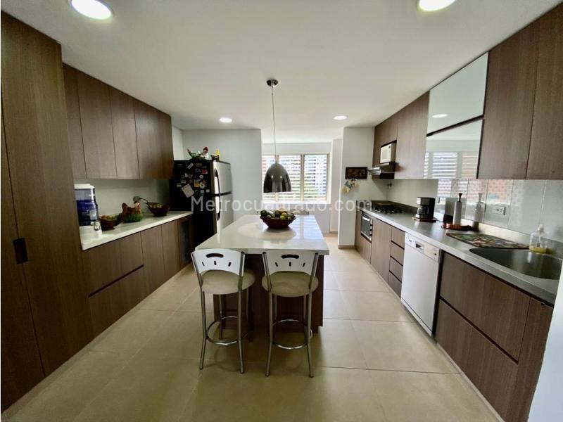 Apartamento Amoblado de 4 Alcobas cerca al Mall San Diego - 5