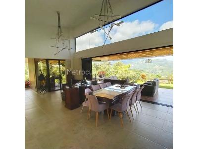 Casa de 4 alcobas en venta en Escobero, Envigado, 295 m² · foto 2 de 20