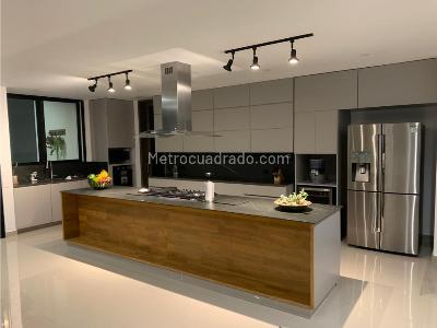 Casa de 4 alcobas en venta en El Poblado, Medellín, 720 m² · foto 3 de 20