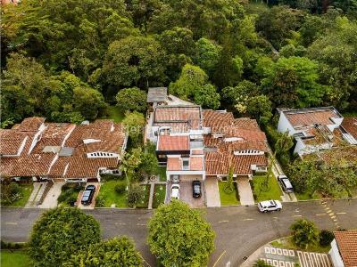 Casa de 5 alcobas en venta en Poblado El Campestre, Medellín, 587 m² · foto 2 de 20
