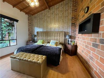 Casa de 5 alcobas en venta en El Chocho, Envigado, 550 m² · foto 2 de 20
