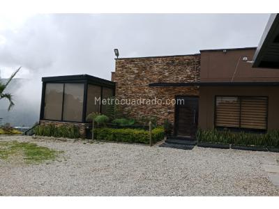 Casa de 3 alcobas en venta en Escobero, Envigado, 1350 m² · foto 2 de 17
