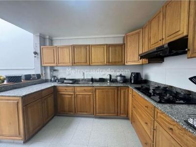 Casa de 4 alcobas en venta en Poblado San Lucas, Medellín, 272 m² · foto 2 de 10