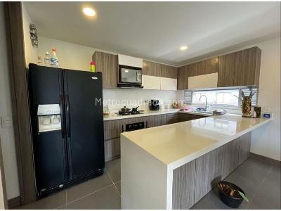 Apartamento de 3 alcobas en venta en Castropol, Medellín, 128 m² · foto 2 de 5