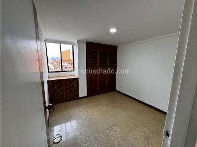 Apartamento de 3 alcobas en venta en Laureles, Medellín, 130 m² · foto 3 de 19