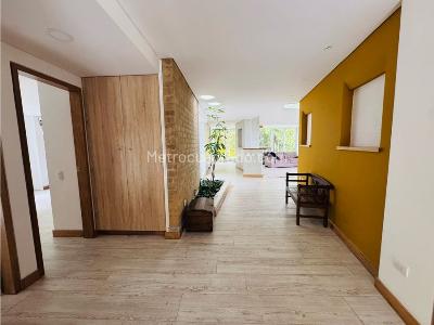 Casa de 3 alcobas en venta en Alto De Las Palmas, Medellín, 330 m² · foto 2 de 20