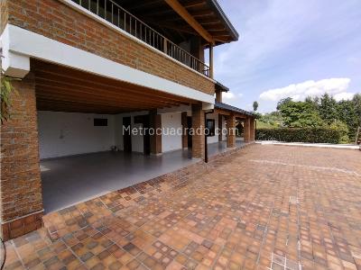 Casa de 4 alcobas en arriendo en Las Antillas, Envigado, 1200 m² · foto 2 de 20