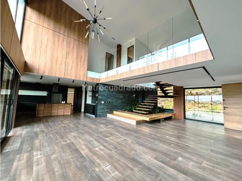 Spacious 4BR House in Escobero