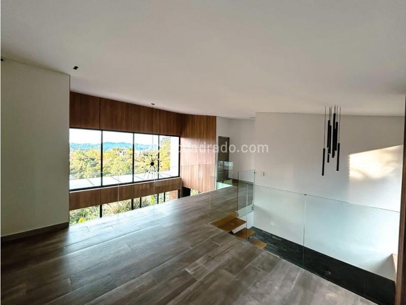 Spacious 4BR House in Escobero - 4