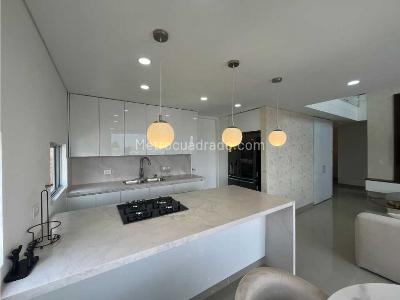 Apartamento de 3 alcobas en venta en El Poblado, Medellín, 156 m² · foto 2 de 20