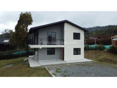 Casa de 5 alcobas en venta en Santa Elena, Medellín, 250 m² · foto 2 de 9