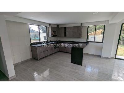 Casa de 5 alcobas en venta en Santa Elena, Medellín, 250 m² · foto 5 de 9