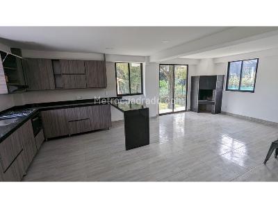 Casa de 5 alcobas en venta en Santa Elena, Medellín, 250 m² · foto 8 de 9
