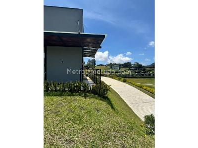 Casa de 5 alcobas en venta en Via Rionegro La Ceja, Rionegro, 400 m² · foto 3 de 14