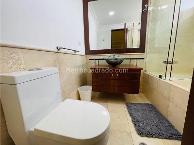 Casa de 3 alcobas en venta en Poblado San Lucas, Medellín, 510 m² · foto 2 de 13