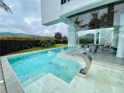 Casa de 3 alcobas en venta en Envigado, Medellín · foto 2 de 20