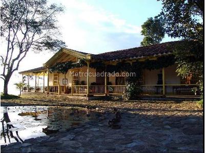 Casa de 3 alcobas en venta en El Poblado, Medellín · foto 2 de 15