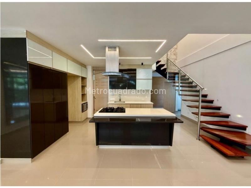 Casa Exclusiva de 3 Alcobas con Diseño Moderno en Envigado