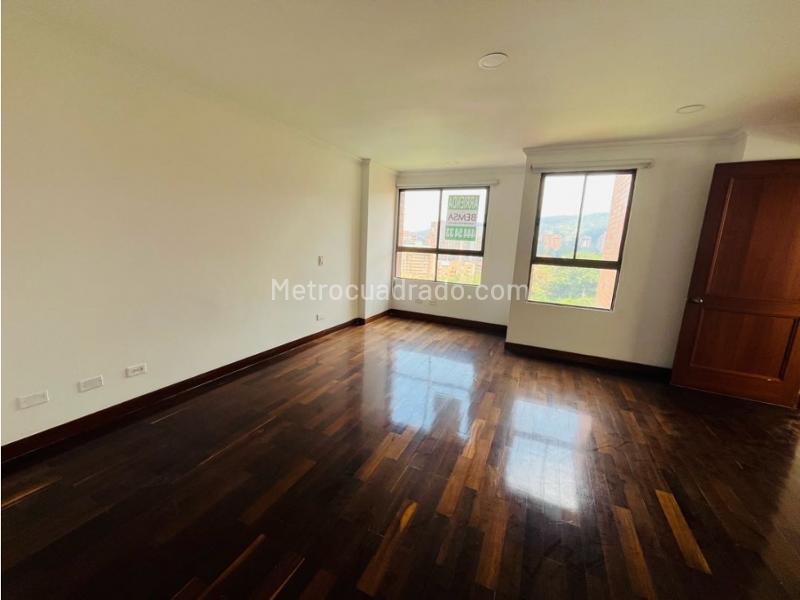 Exclusive 4BR Apartment with Pool in El Poblado - 9