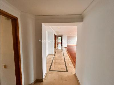 Apartamento de 3 alcobas en venta en El Poblado, Medellín, 211 m² · foto 10 de 16