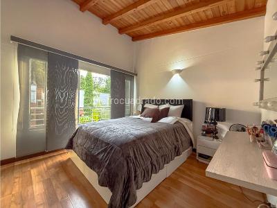 Casa de 3 alcobas en venta en Loma El Atravesado, Envigado, 198 m² · foto 6 de 12