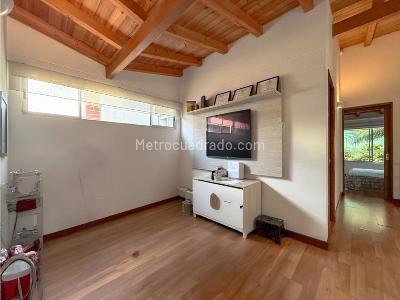 Casa de 3 alcobas en venta en Loma El Atravesado, Envigado, 198 m² · foto 8 de 12