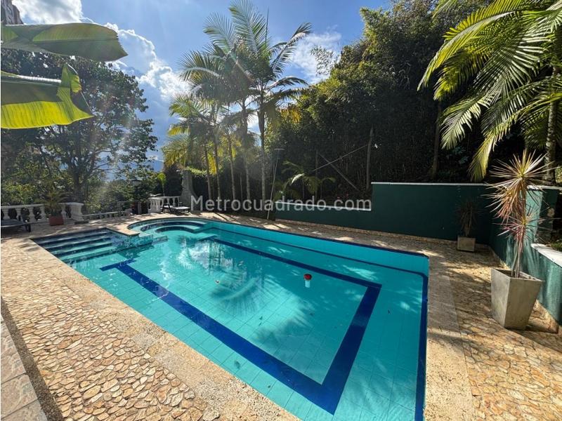 Casa de Lujo de 5 Alcobas con Jardín en Palmas