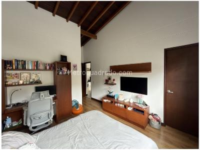 Casa de 4 alcobas en venta en Loma Del Escobero, Envigado, 640 m² · foto 16 de 20