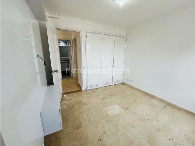 Apartamento de 4 alcobas en venta en Laureles, Medellín, 160 m² · foto 2 de 20