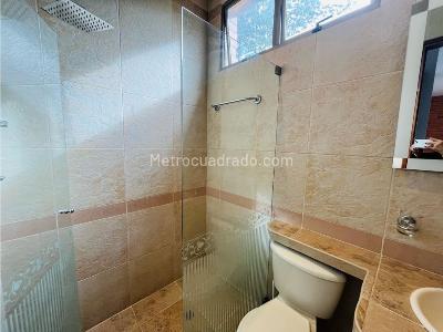 Casa de 3 alcobas en venta en El Poblado, Medellín, 679 m² · foto 12 de 20