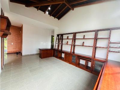 Casa de 3 alcobas en venta en El Poblado, Medellín, 679 m² · foto 2 de 20