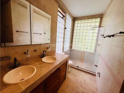 Casa de 3 alcobas en venta en El Poblado, Medellín, 679 m² · foto 8 de 20