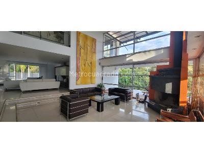Casa de 4 alcobas en venta en Envigado, Medellín · foto 3 de 11