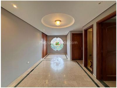 Apartamento de 4 alcobas en venta en El Poblado Loma De Los Parra, Medellín, 220 m² · foto 2 de 15