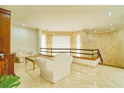 Casa de 5 alcobas en venta en Altos Del Poblado, Medellín, 1360 m² · foto 2 de 8